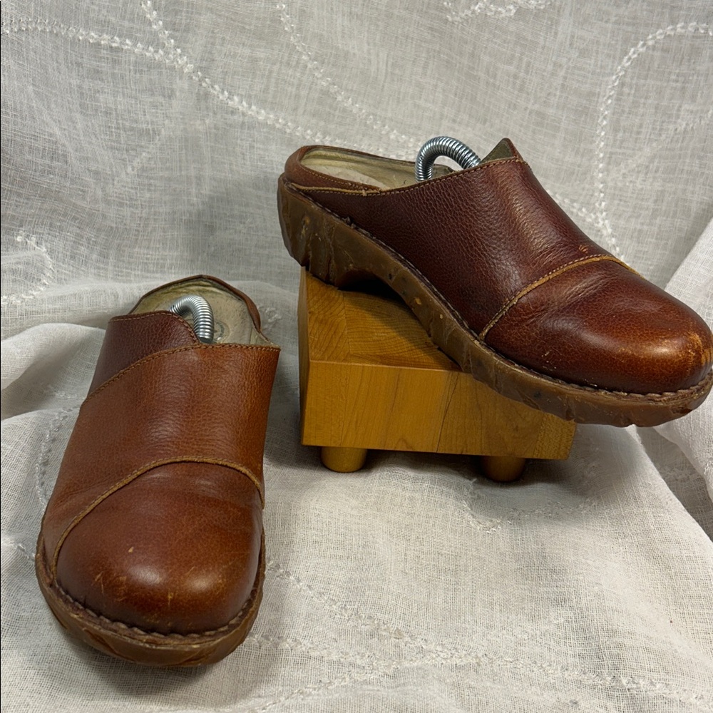 El Naturalista leather slide in mules